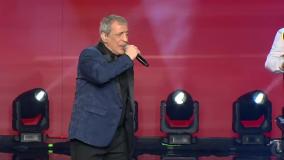 J2US: Ο Θέμης Αδαμαντίδης ξεσήκωσε το κοινό με την εμφάνισή του - Δείτε βίντεο