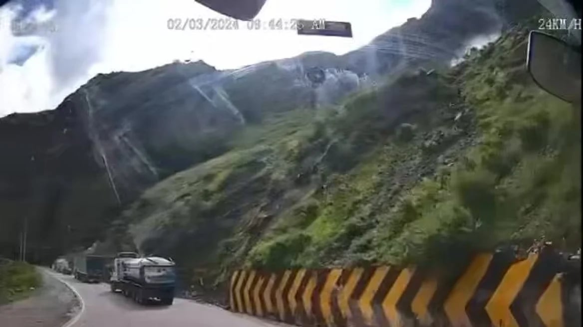 Τρομακτικό βίντεο από το Περού - Κατολίσθηση με τεράστιους βράχους συνέθλιψε φορτηγό