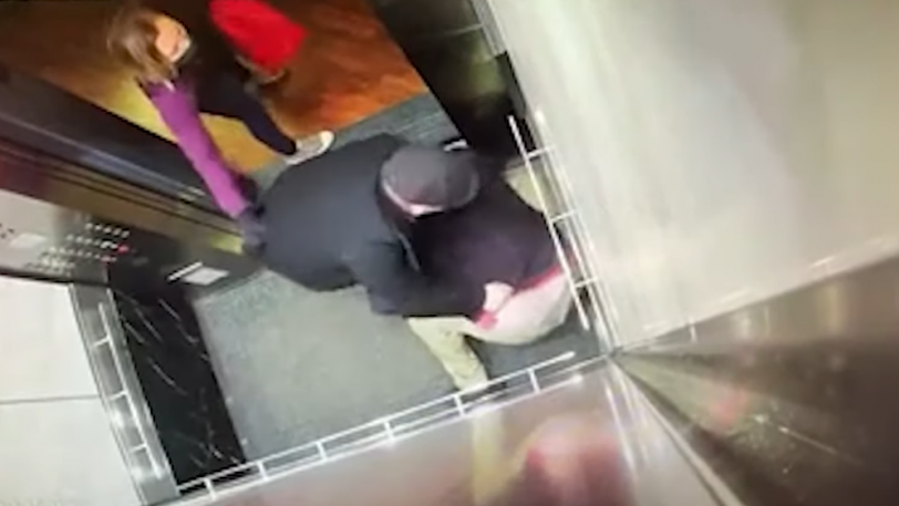 Ηλικιωμένος ξυλοφόρτωσε νεαρό επειδή έβηξε στο ασανσέρ -ΒΙΝΤΕΟ