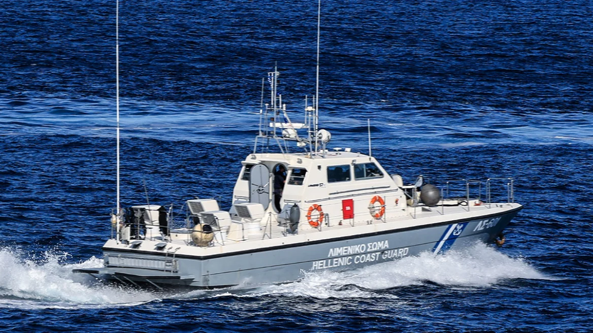 Τουριστικό σκάφος προσέκρουσε σε βράχο έξω από τη Μονή Ξενοφώντος στο Άγιο Όρος