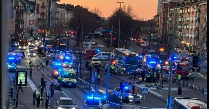 Πανικός στη Σουηδία: Λεωφορείο έπεσε πάνω σε στάση λεωφορείου – Αναφορές για νεκρούς - Δείτε βίντεο και φωτογραφίες