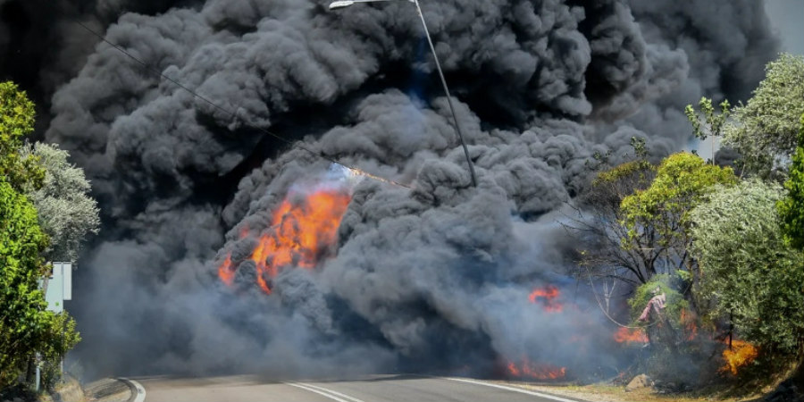 Δραματικές ώρες στην Ηλεία: Καίγονται σπίτια - Κάτοικοι τρέχουν να σωθούν από τις φλόγες - Σοκαριστικά βίντεο και φωτογραφίες 