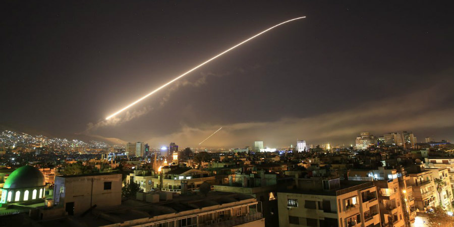ΣΥΡΙΑ: Πύραυλοι έπληξαν στρατιωτικές βάσεις σε Χάμα και Χαλέπι  