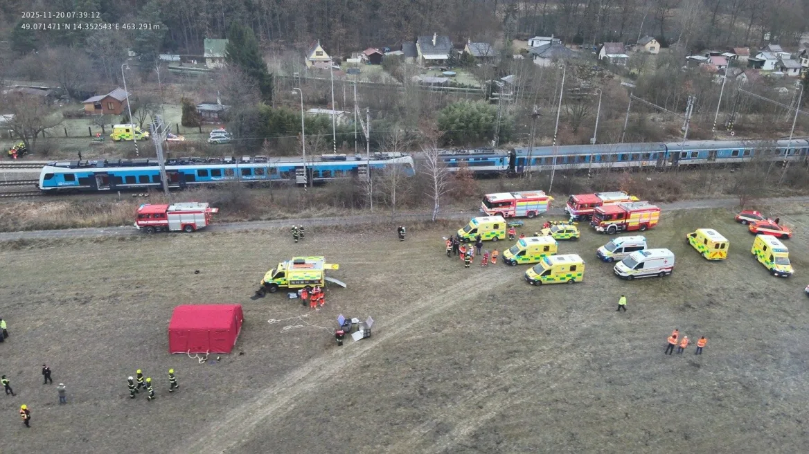 Δυο επιβατικά τρένα συγκρούστηκαν στην Τσεχία - Πάνω από 40 τραυματίες