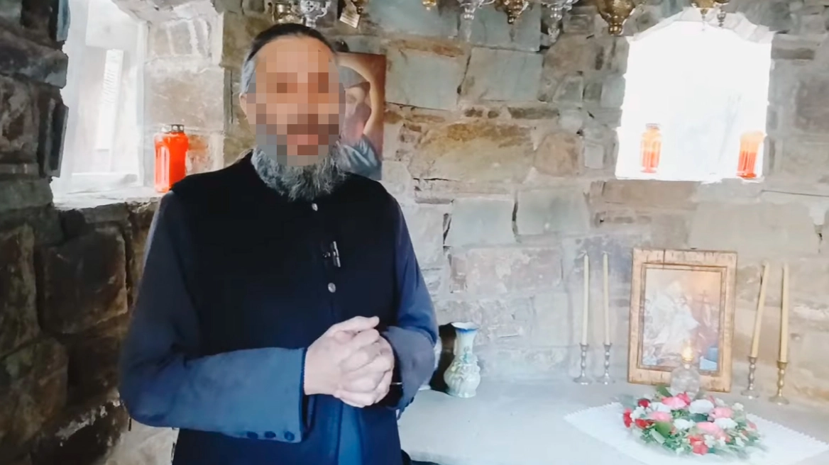 Βουτηγμένος στην παρανομία ο παλαιοημερολογίτης YouTuber ρασοφόρος: Συμμετείχε και σε διακίνηση παράνομων μεταναστών