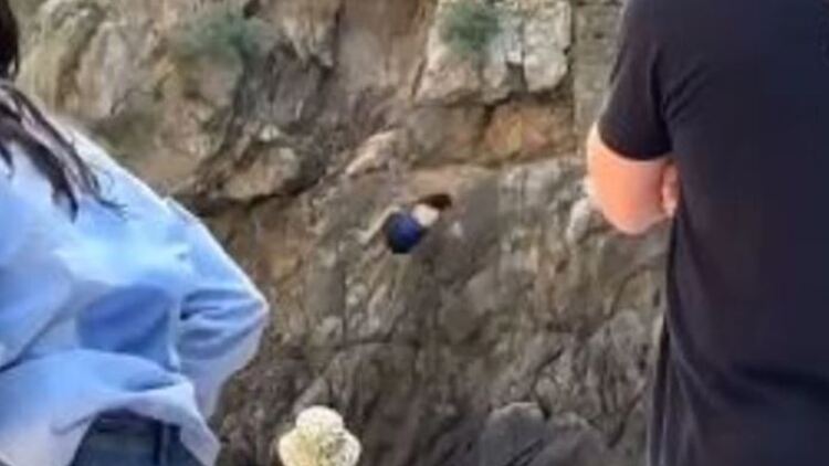 Τρομακτικό βίντεο: Τουρίστρια στην Ιταλία δίστασε να κάνει βουτιά και χτύπησε σε βράχια