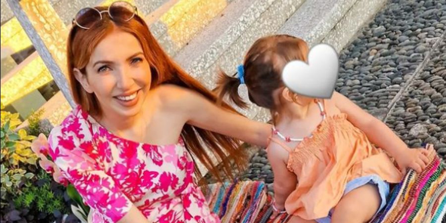 Χριστιάνα Θεοδώρου: Ποζάρει στο παιδικό δωμάτιο της κόρης της και μας δείχνει τη φουσκωμένη κοιλίτσα της!