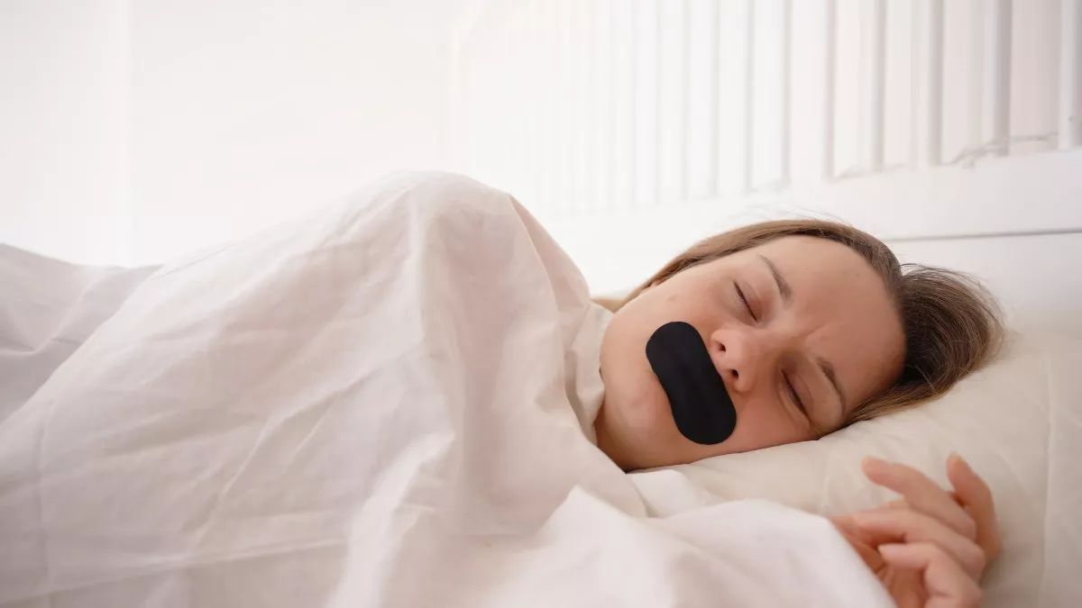 Mouth taping: Τι μας ζητάει η νέα μόδα του TikTok πριν κοιμηθούμε και πόσο επικίνδυνη είναι