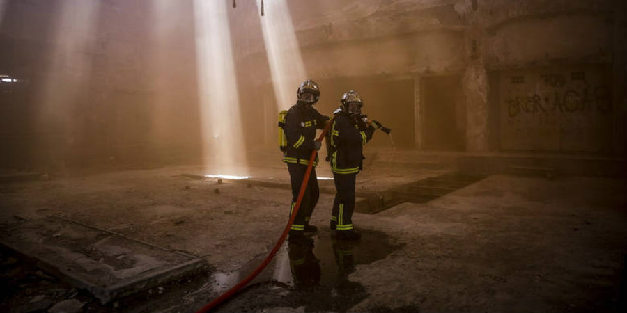 ΕΠ. ΛΕΥΚΩΣΙΑΣ: Πάλευε με τις φλόγες η Πυροσβεστική- VIDEO από τον εμπρησμό υποστατικού 