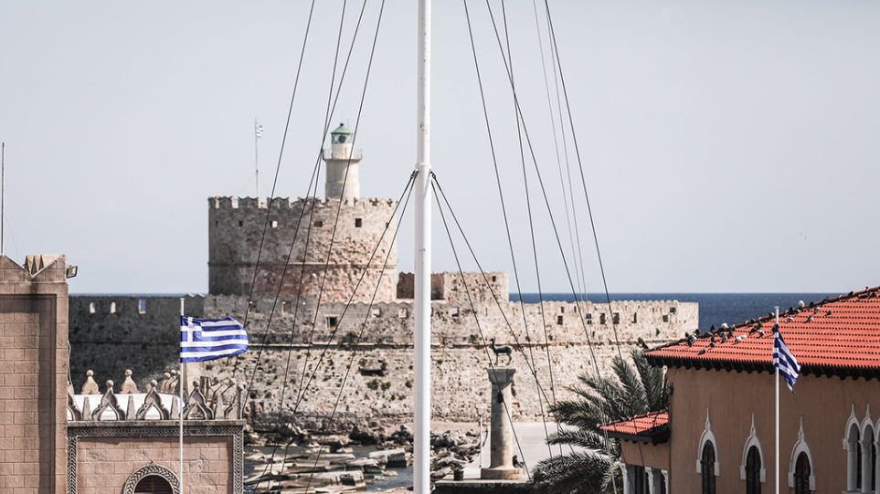 Ρόδος: 48χρονος κατέβασε την ελληνική σημαία - Τον καταδίωξαν και μαχαίρωσε αστυνομικό!
