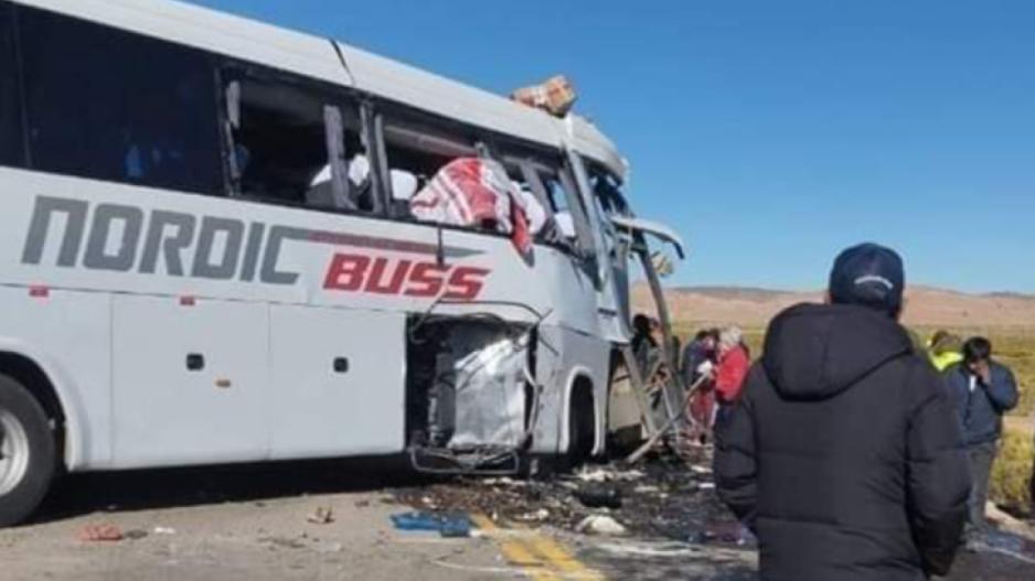 Τουλάχιστον 22 νεκροί από τη σύγκρουση λεωφορείου με φορτηγό στη Βολιβία