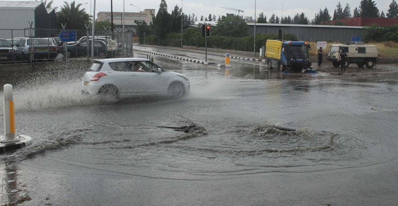 ΚΥΠΡΟΣ: Παρέλυσαν οι δρόμοι με τις βροχές – Απίστευτες εικόνες - VIDEOS