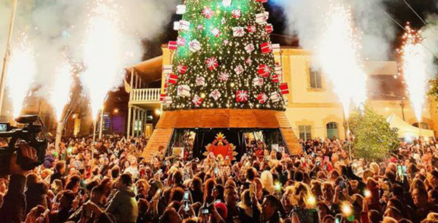Φωταγώγησε το Χριστουγεννιάτικο δέντρο της και η Λάρνακα