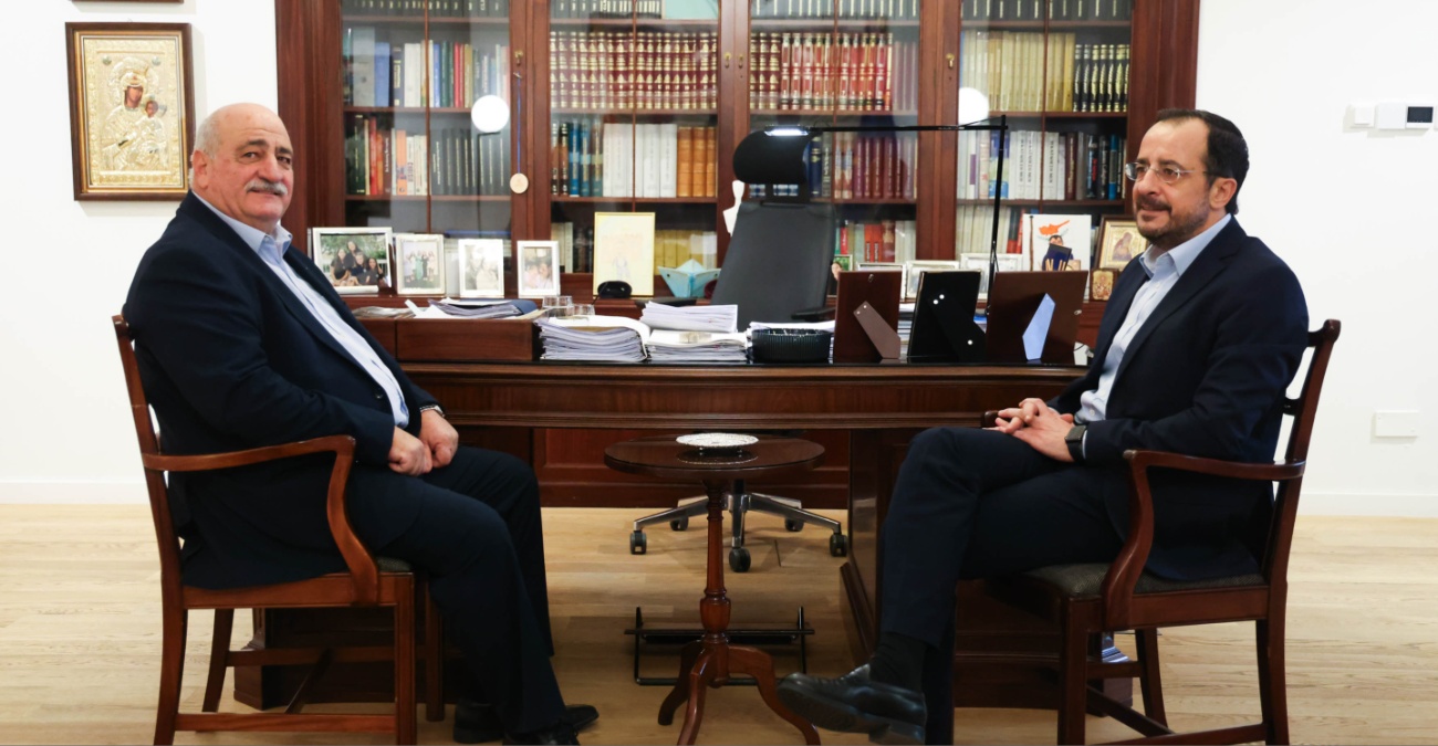 ΕΔΕΚ: Δεν τέθηκε στο πολιτικό γραφείο πρόταση για αποχώρηση από την Κυβέρνηση – «Να μην ακούμε από τους δημοσιογράφους τις εξελίξεις»