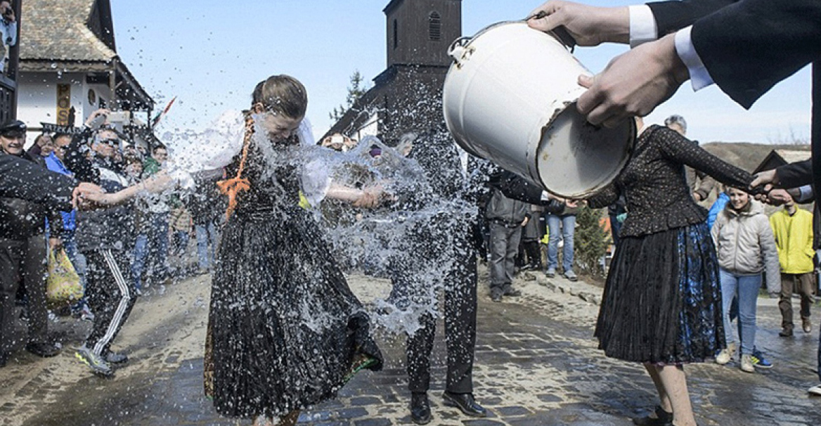 Αυτά είναι τα πιο παράξενα Πασχαλινά έθιμα στον κόσμο - Από κουβάδες με νερό μέχρι κατανάλωση ψαριού που ήταν μέσα στο χώμα 
