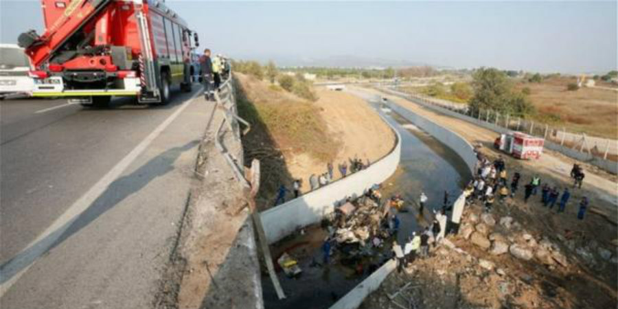 Τραγωδία στη Σμύρνη με ανατροπή φορτηγού – 22 οι νεκροί - VIDEO