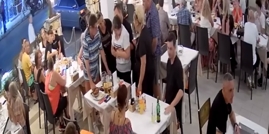 Σερβιτόρος-ήρωας στη Ζάκυνθο - Με λαβή Χάιμλιχ σώζει πελάτισσα σε εστιατόριο - Δείτε βίντεο