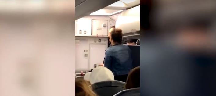 «Πέταξαν» έξω από το αεροπλάνο μεθυσμένη επιβάτιδα – Έδειχνε τον πισινό της – VIDEO