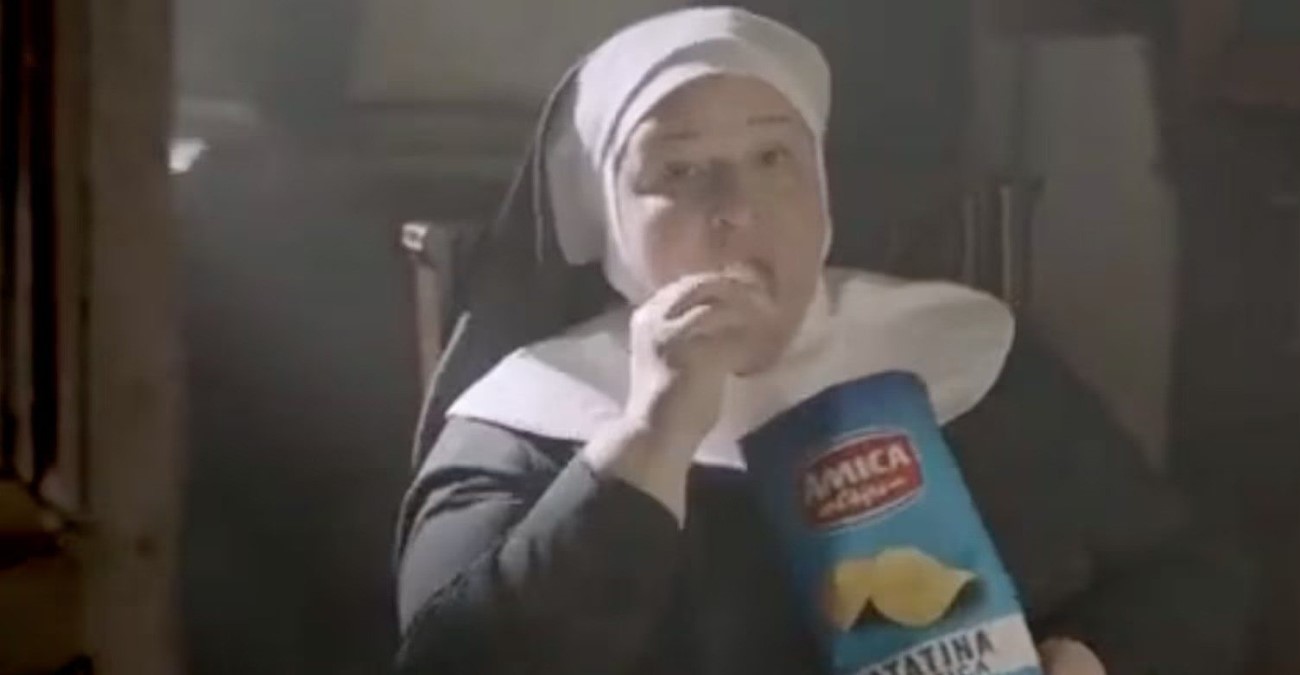 Σάλος στην Ιταλία με διαφήμιση που απεικονίζει καλόγριες να τρώνε τσιπς για… Θεία Κοινωνία - Βίντεο