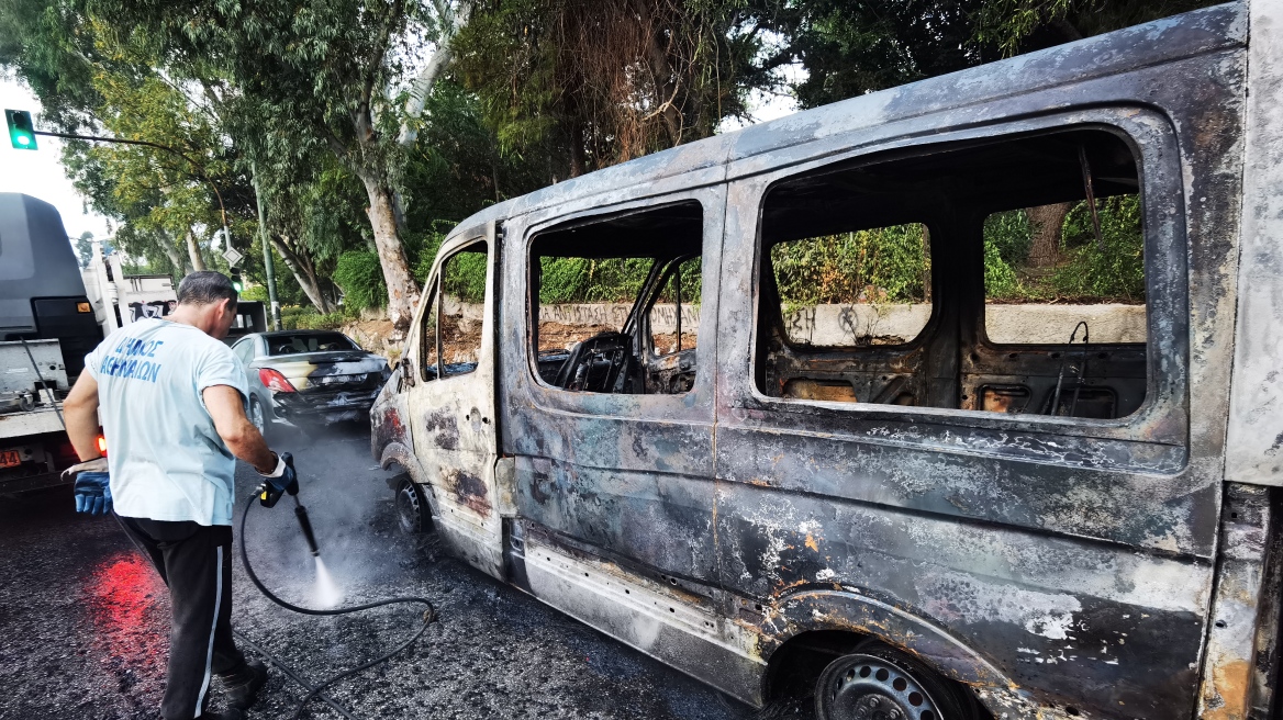 Ελλάδα: Γης μαδιάμ τα έκαναν κουκουλοφόροι στην Πανεπιστημιούπολη - Ένας τραυματίας αστυνομικός και 4 καμένα οχήματα από επεισόδια