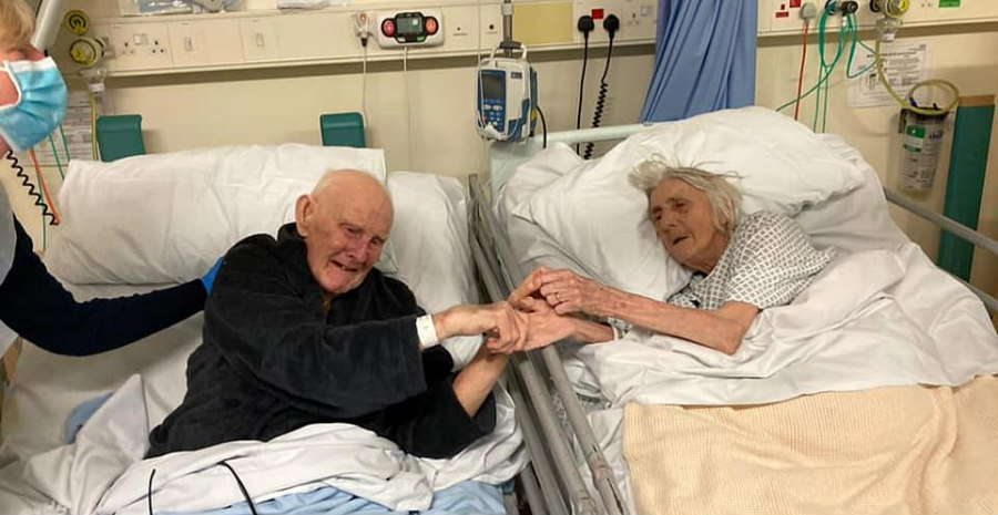 Ραγίζει καρδιές: Ζευγάρι επί 70 χρόνια ενώνει τα χέρια από τα κρεβάτια του νοσοκομείου- Έφυγαν με τρεις μέρες διαφορά