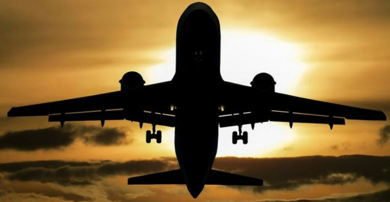 Μεθυσμένες τουρίστριες αναστάτωσαν αεροπλάνο – Επιτέθηκαν σε επιβάτη, δάγκωσαν αστυνομικό