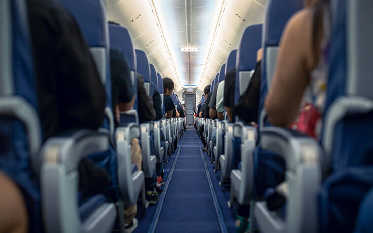 Σάλος με πιλότο που άφησε εκτός πτήσης 23χρονη: «Φοράς προκλητικά ρούχα, δεν θα ανέβεις στο αεροπλάνο»