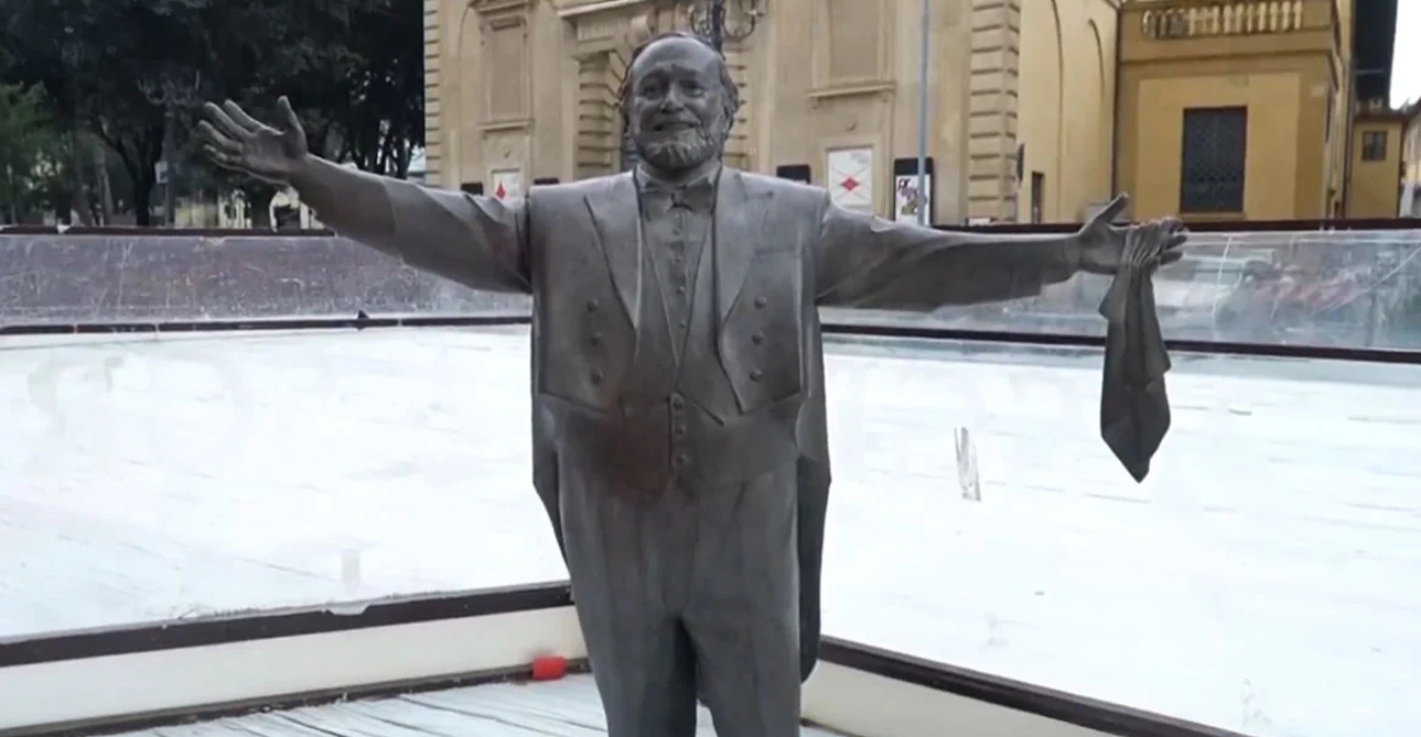 Σάλος στην Ιταλία με άγαλμα του Παβαρότι: Έφτιαξαν παγοδρόμιο γύρω του - «Γελοιοποιούν τη μνήμη του»