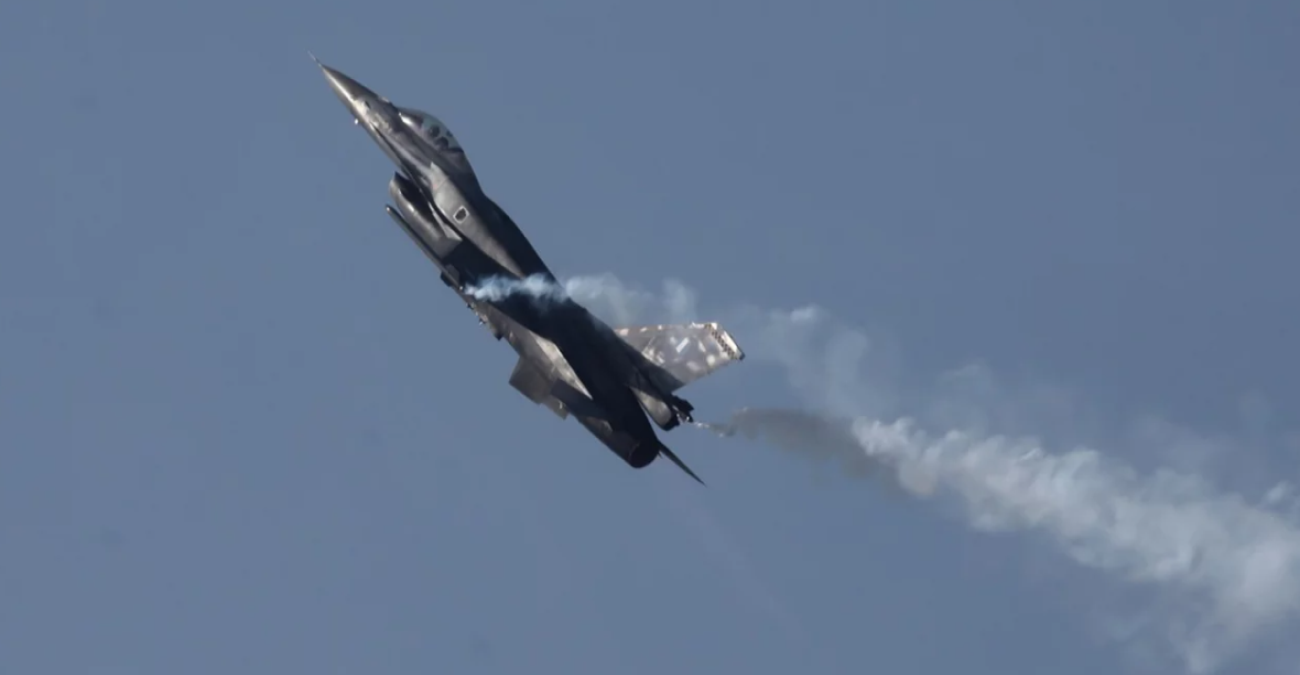 Ζευς: Το μήνυμα του πιλότου του F-16 Χρήστου Χαρίτου στην παρέλαση -Δείτε LIVE