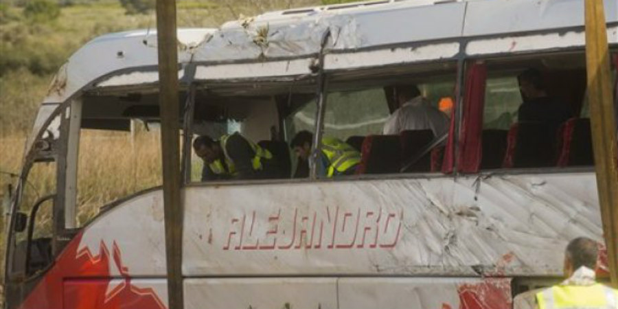ΙΣΠΑΝΙΑ: Πέντε νεκροί - Λεωφορείο σφηνώθηκε σε γέφυρα