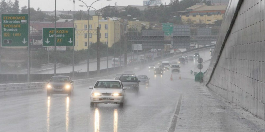 Κυκλοφοριακή συμφόρηση στο δρόμο Λευκωσίας - Τροόδους - Καταρρακτώδεις βροχές 