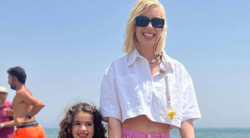 Άντρη Καραντώνη: Η matchy-matchy εμφάνιση στην παραλία με τις κόρες της