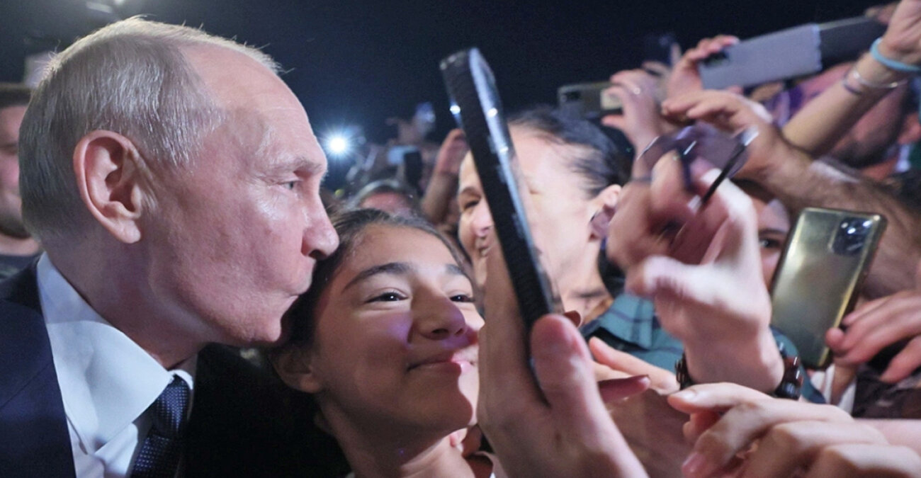 Πούτιν: Εμφανίστηκε ως ροκ σταρ στο Νταγκεστάν - Φήμες ότι ήταν ένας από τους σωσίες του - Βίντεο