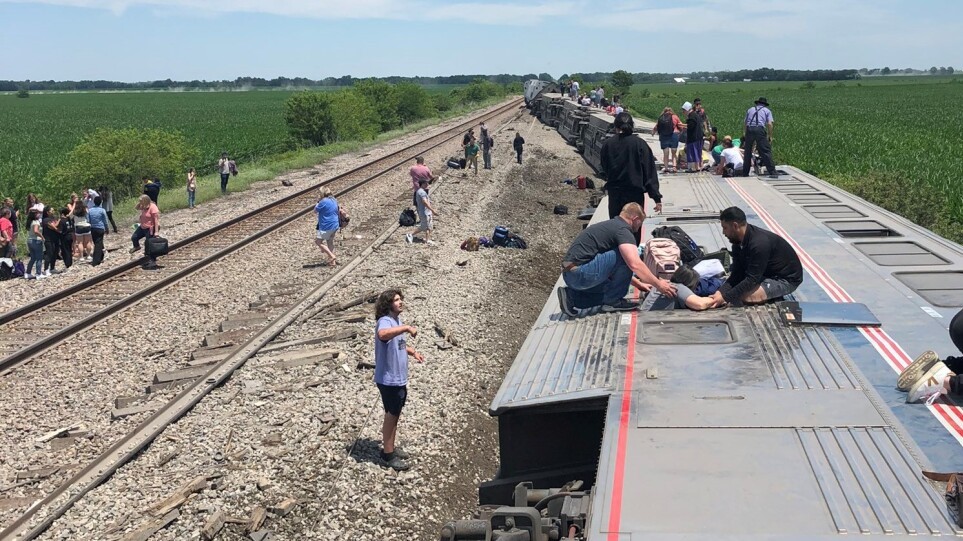 Φόβοι για πολλούς νεκρούς σε εκτροχιασμό τρένου στο Μιζούρι – Δείτε φωτογραφίες