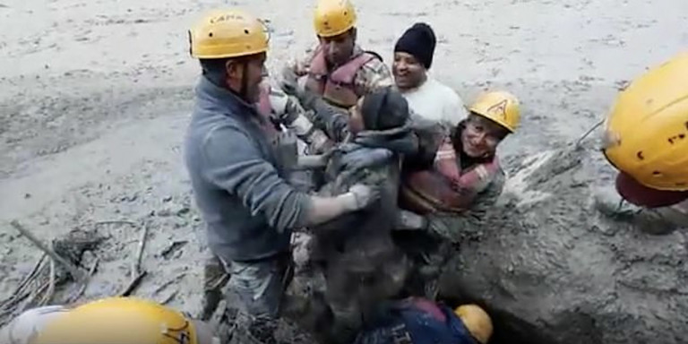 «Είμαι ζωντανός!» - Η στιγμή που βρίσκουν επιζώντα μετά την κατάρρευση παγετώνα στα Ιμαλάια - ΒΙΝΤΕΟ 