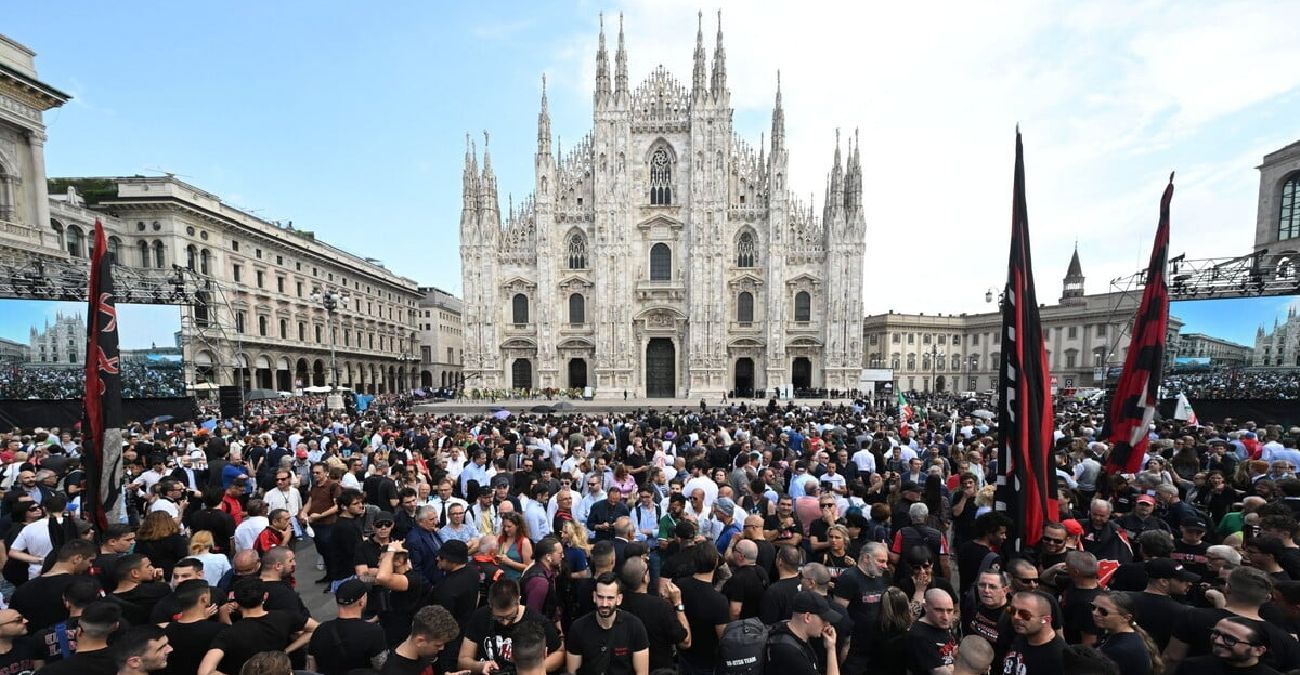 Κηδεία Σίλβιο Μπερλουσκόνι: Πλήθος κόσμου στην πλατεία Ντουόμο για το τελευταίο αντίo - Φωτογραφίες
