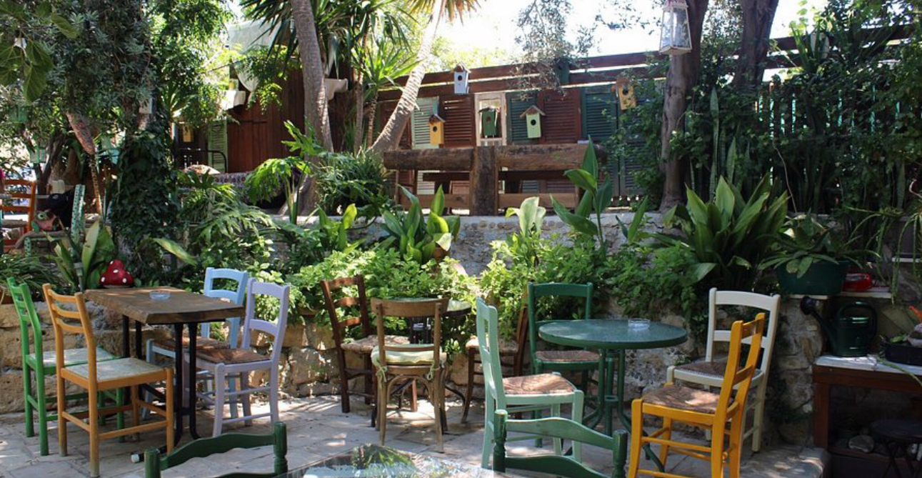 Η πιο όμορφη κρυμμένη αυλή του νησιού επιστρέφει – Από σπιτικά γλυκά μέχρι μαχαλεπί – Μια επίσκεψη θα σε πείσει