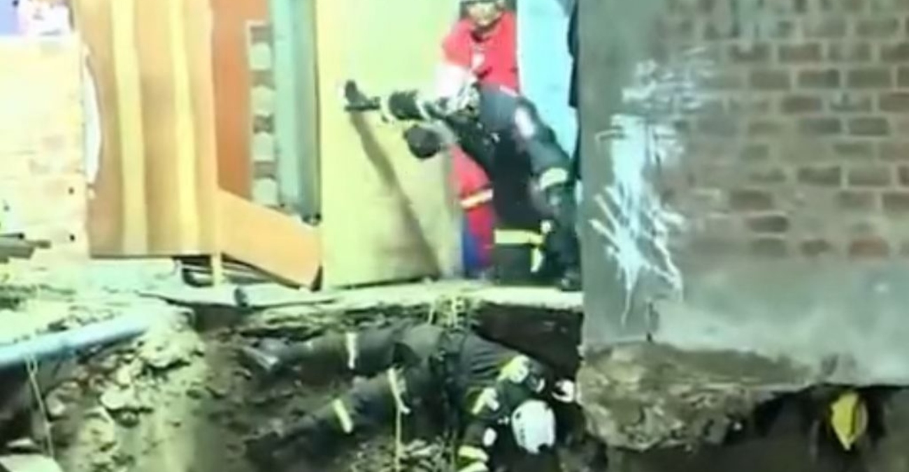 Πυροσβέστης καταπλακώθηκε από ψυγείο σε επιχείρηση διάσωσης μετά από κατάρρευση σπιτιού στο Περού