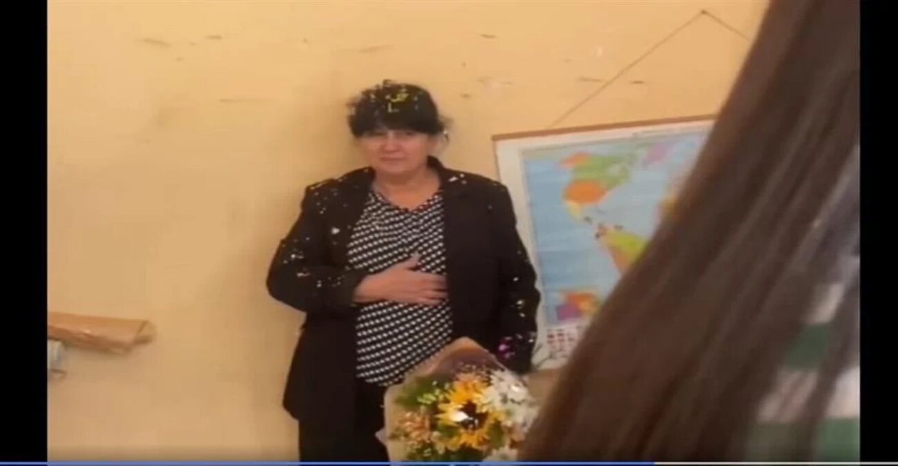 Μαθητές στην Ελλάδα έστησαν καυγά για να κάνουν έκπληξη στην καθηγήτρια τους - Δείτε το συγκινητικό βίντεο