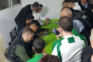 ΠΑΝΙΚΟΣ για τους παίκτες με τον πράσινο λαό στον σύνδεσμο στη Λεμεσό (ΦΩΤΟΓΡΑΦΙΕΣ)
