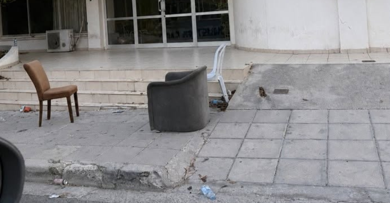 «Ντροπή σας!»: Απαράδεκτες εικόνες έξω από το κτίριο της Οργάνωσης Αναπήρων - Φωτογραφίες