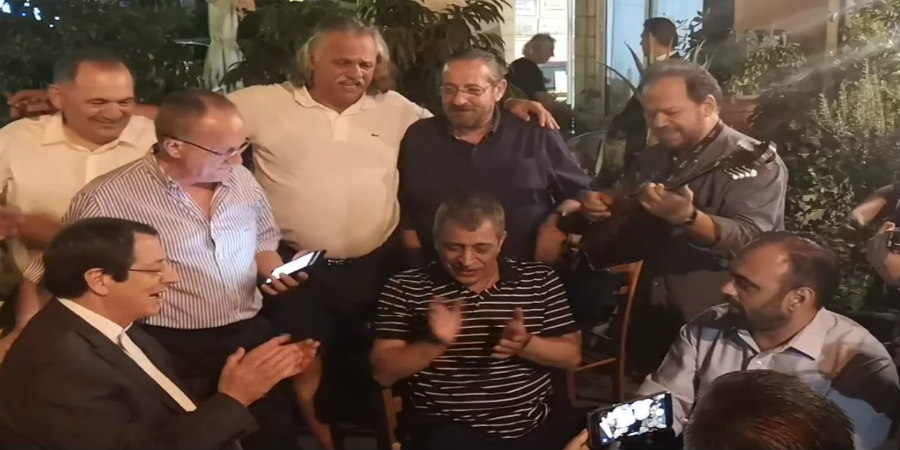 Χαμός - Όταν ο Νίκος Αναστασιάδης συνάντησε τον Αδαμαντίδη στην πλατεία Ηρώων - VIDEO 