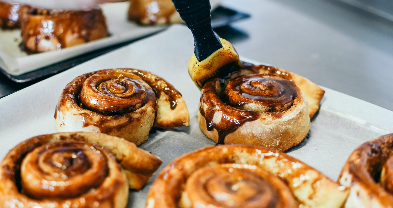Είσαι λάτρης των cinnamon rolls; Τώρα μπορείς να τα απολαύσεις δίπλα από τη θάλασσα - Το νέο μαγαζί που θα λατρέψεις