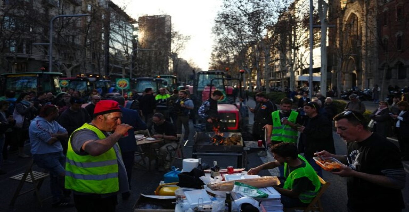 Ισπανία: Κινητοποιήσεις αγροτών με τη συμμετοχή και των τριών συνδικάτων – Μπλόκα σε κεντρικές οδικές αρτηρίες
