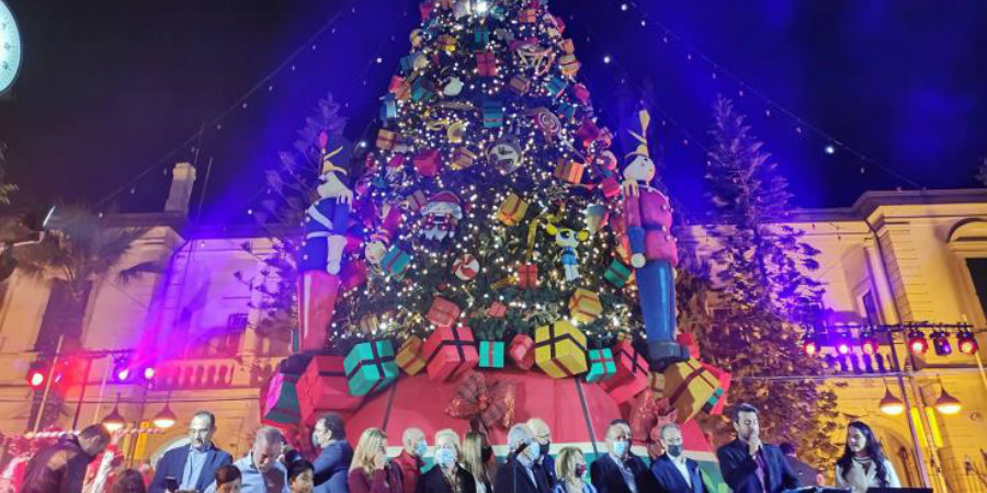 Φωταγωγήθηκε το χριστουγεννιάτικο δέντρο και φόρεσε τα γιορτινά της η Λεμεσός- ΦΩΤΟΓΡΑΦΙΑ