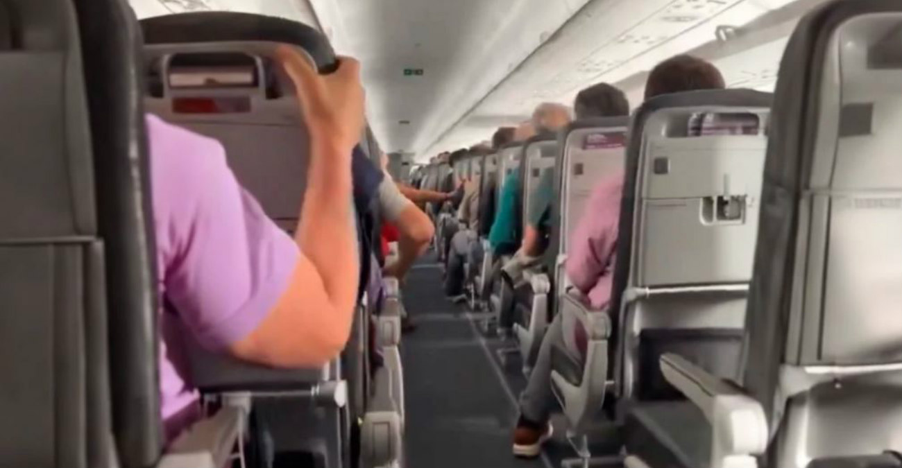 Πανικός σε πτήση: Αεροπλάνο πέφτει σε συνεχείς αναταράξεις - Επιβάτες ουρλιάζουν, αντικείμενα πέφτουν - Απίστευτο βίντεο