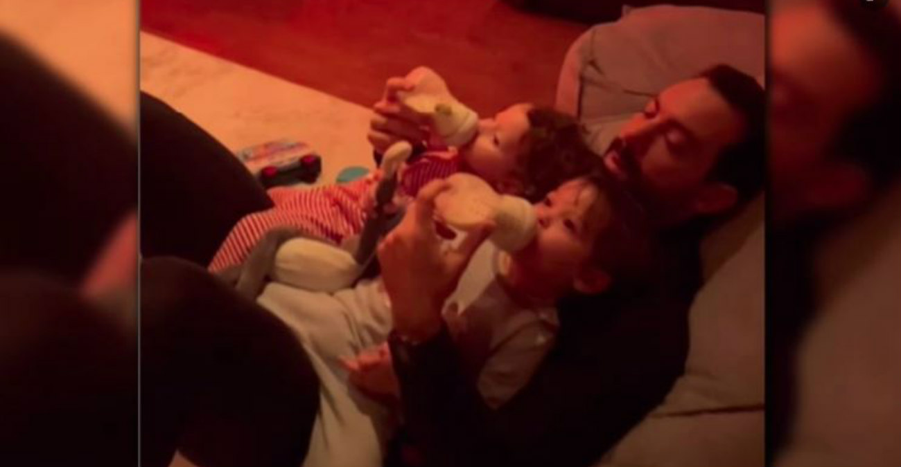 Σάκης Τανιμανίδης: Ταΐζει τις κόρες του με μπιμπερό και τους τραγουδά - Δείτε βίντεο