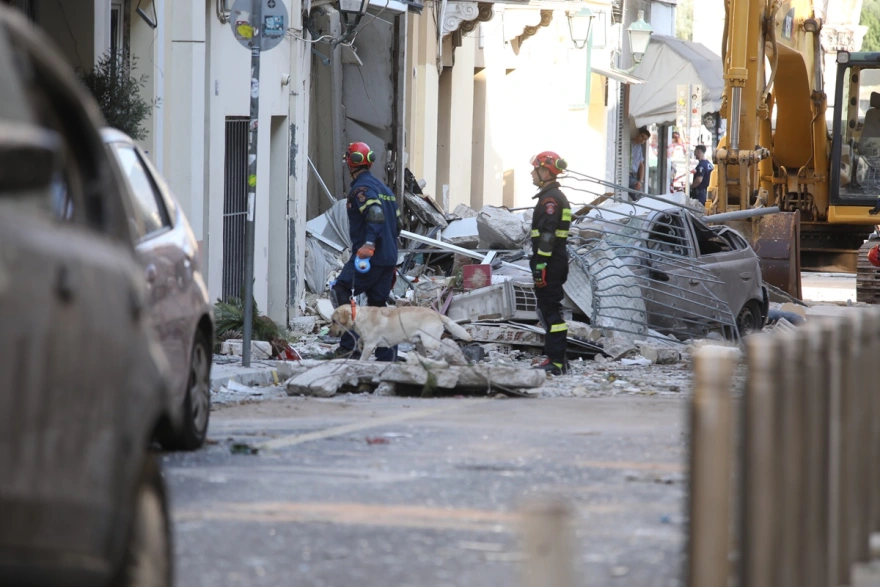 Πλάκα: Βρέθηκε η τσάντα μιας τουρίστριας, κορυφώνεται η αγωνία για τους πέντε αγνοούμενους