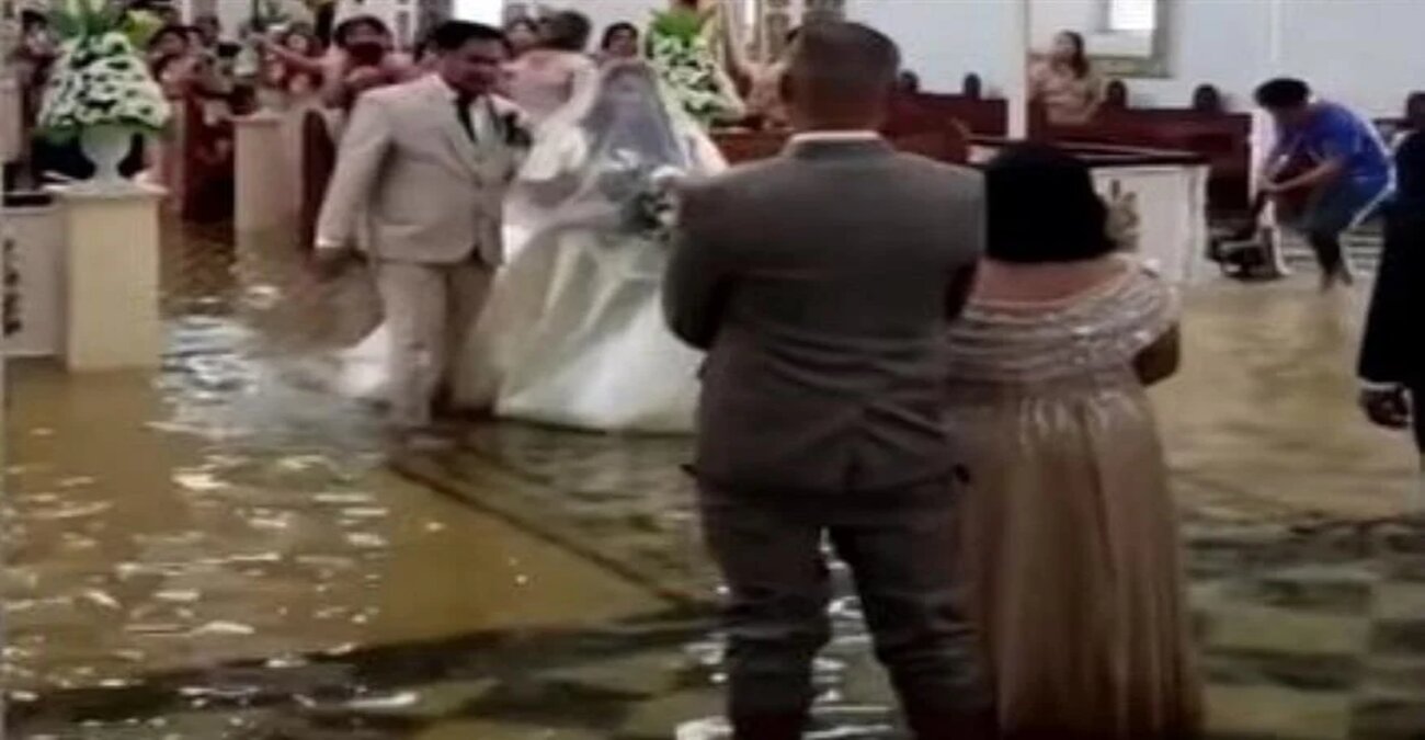 Είπαν το «δέχομαι» σε πλημμυρισμένη εκκλησία: Ούτε τυφώνας δεν εμπόδισε το ζευγάρι από τις Φιλιππίνες να παντρευτεί – Βίντεο