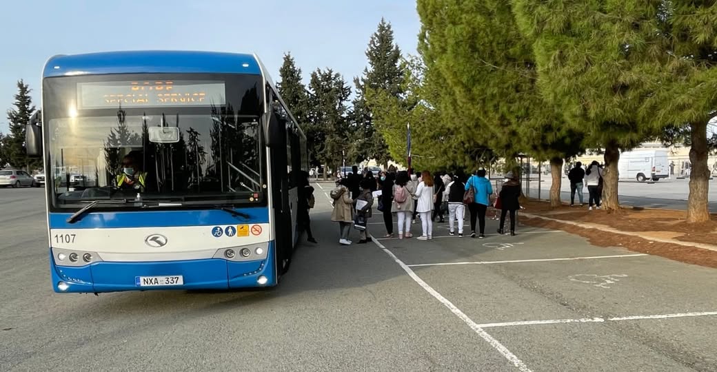 Σοκάρει καταγγελία μητέρας: Οδηγός λεωφορείου κατέβασε παιδί με απώλεια ακοής στη μέση του δρόμου